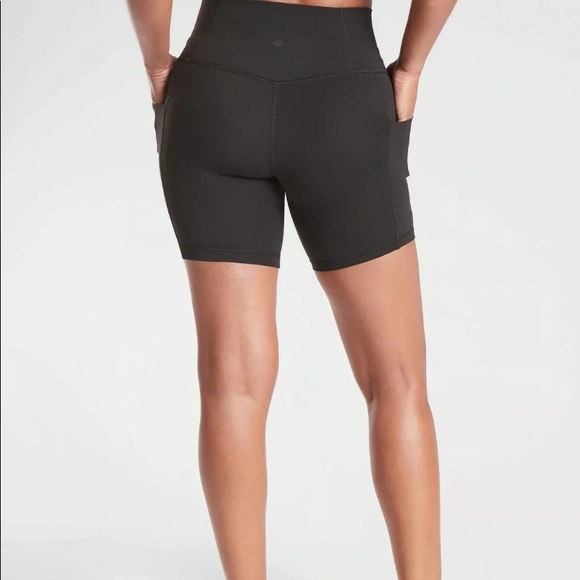 NWT Athleta Salutation Stash Pocket II 7" Short - Picture 2 of 6
